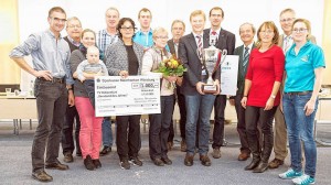 Nach der Preisverleihung: (im Bild, von links) Andreas Jungbauer, Robert Menschick (beide Main-Post), Jasmin Lyding (VCC Veitshöchheim), Werner Gerber (HSV Bergtheim), Alexandra Heer (Sparkasse), David Weigand, Renate Egger, Raimund Schimanski, Klaus Ziegler, Hubert Karl (alle TV Ochsenfurt).