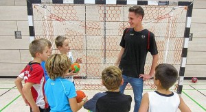 Die Gruppenbilder sind Handdballspieler mit FSJler Luca Hader.